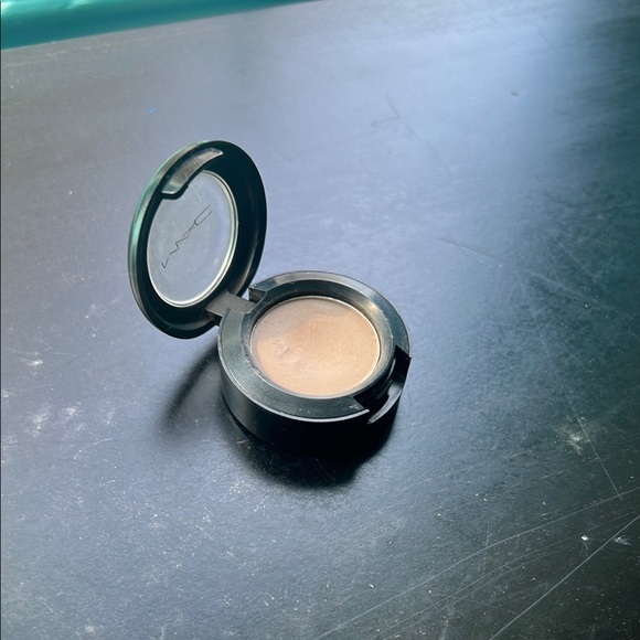 MAC Cosmetics Brown Omega Matte Eyeshadow - Picture 1 of 5